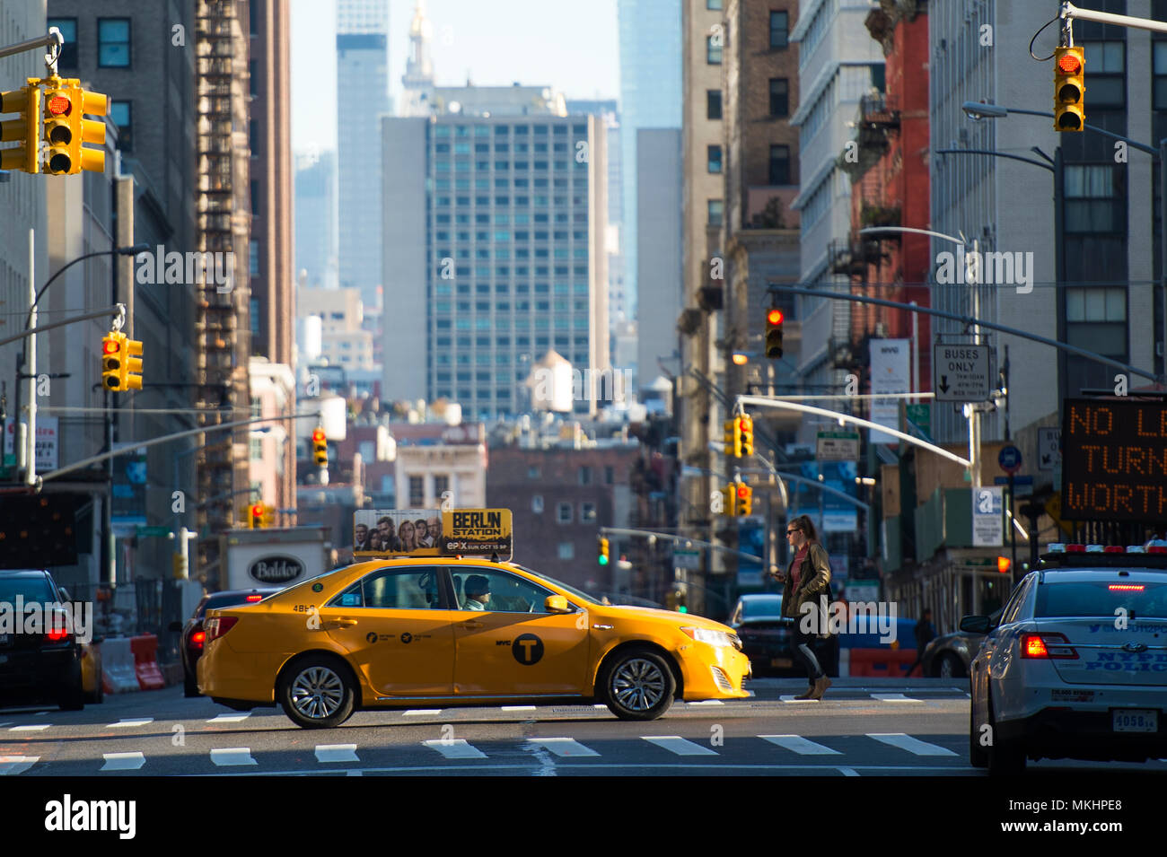 NEY YORK - USA - 28 octobre 2017. Un taxi jaune est le franchissement d'une intersection entre la rue 42 au coucher du soleil à Manhattan. Banque D'Images