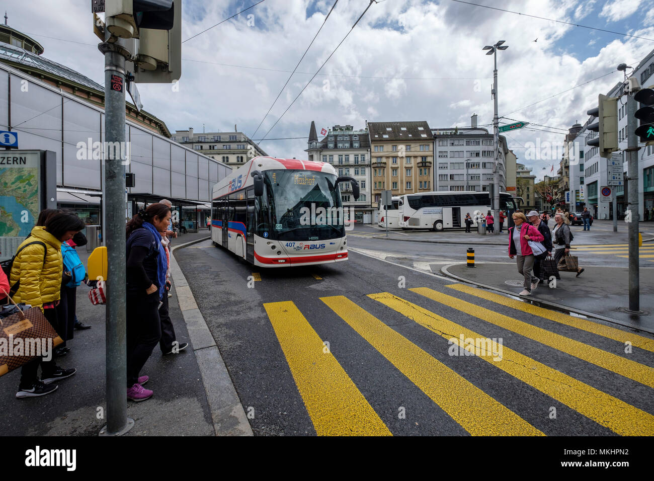 Bus attendant que les gens traversent la rue à un passage en croix à Lucerne, Suisse, Europe Banque D'Images