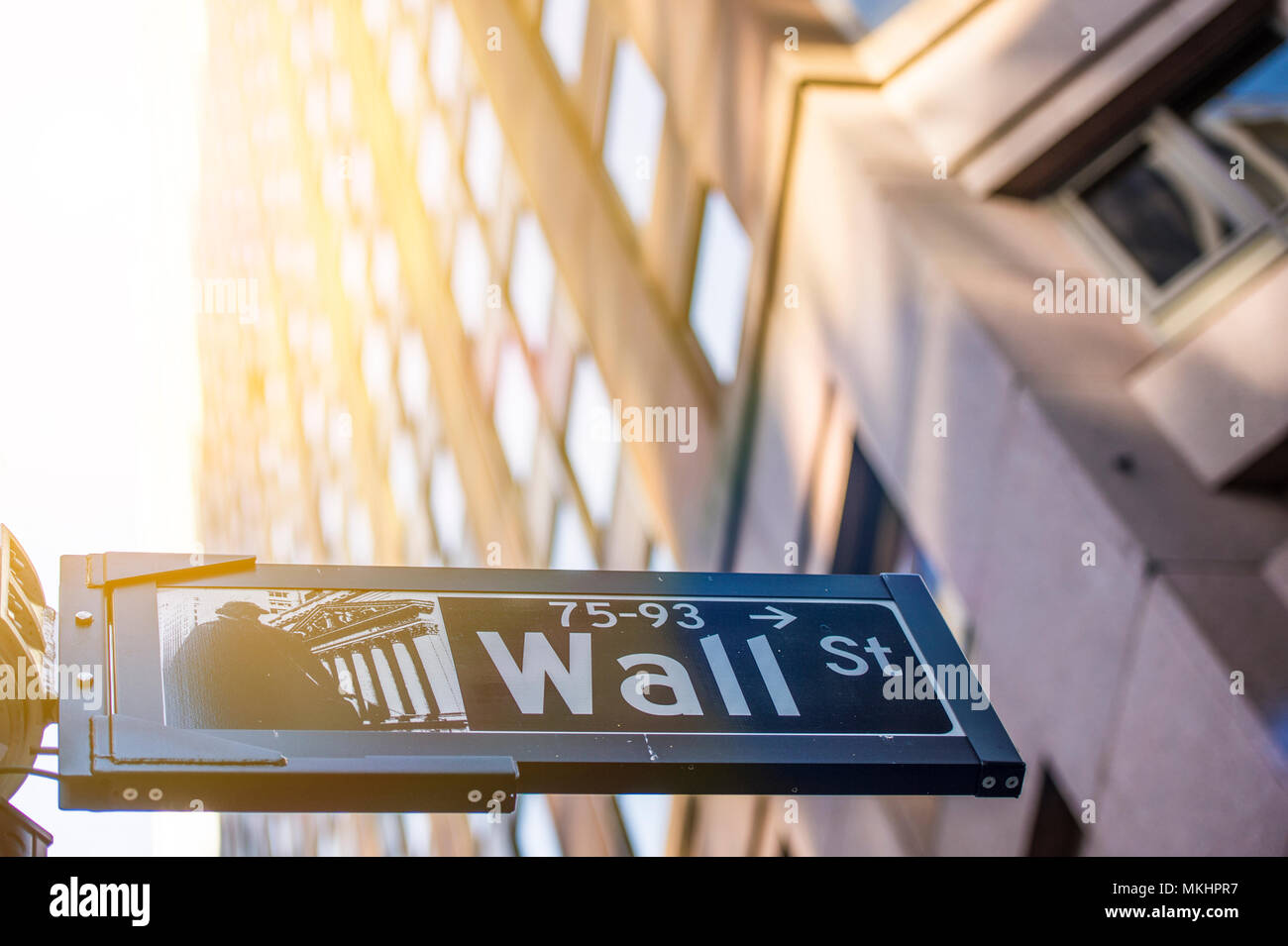 NEY YORK - USA- 28 octobre 2017. Wall street signe en premier plan et un immense bâtiment en arrière-plan flou à Manhattan, New York, USA. Banque D'Images