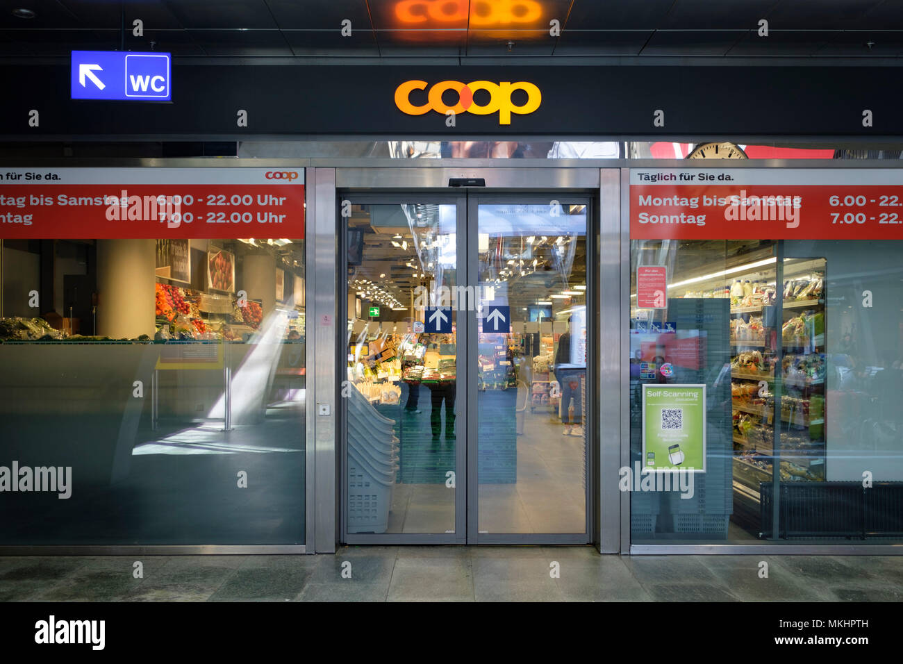 Supermarché Coop à la gare de Lucerne, Lucerne, Suisse, Europe Banque D'Images