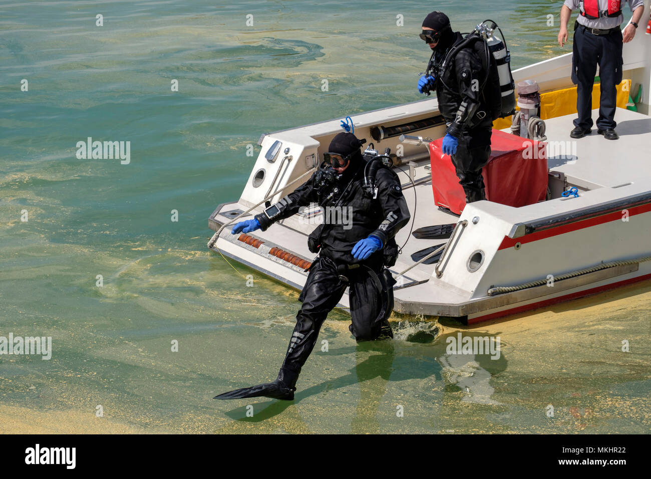 Deux plongeurs dans l'équipement de plongée complet sur un bateau Banque D'Images