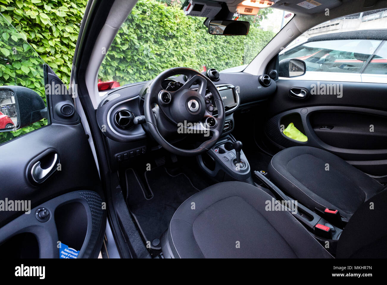 Tourné à l'intérieur d'une petite voiture Smart ForTwo Banque D'Images