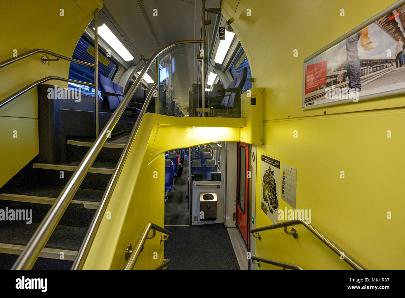 Intérieur d'un train à double étage Banque D'Images