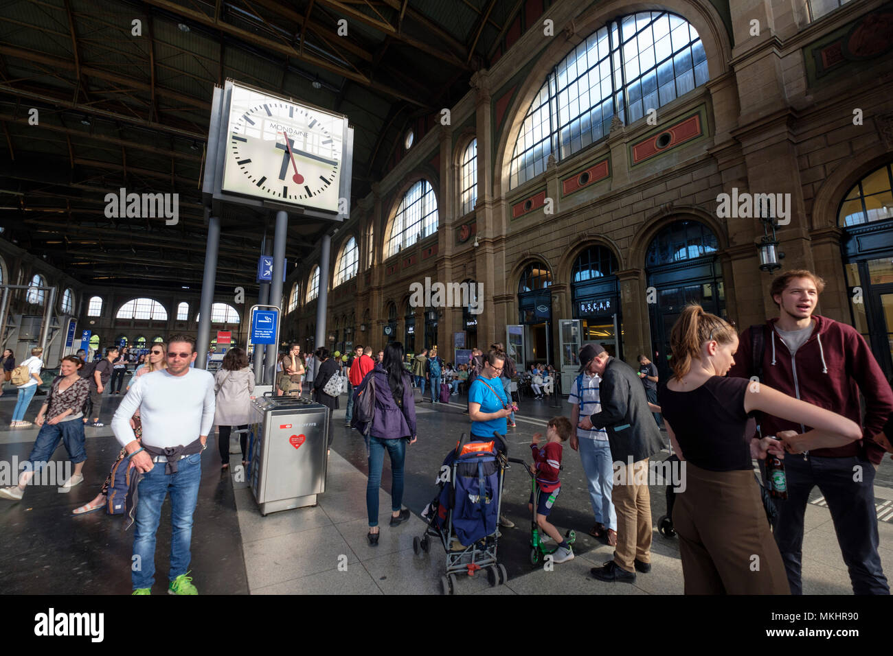 La gare Hauptbahnhof Zürich HB à Zurich, Suisse, Europe Photo Stock Alamy