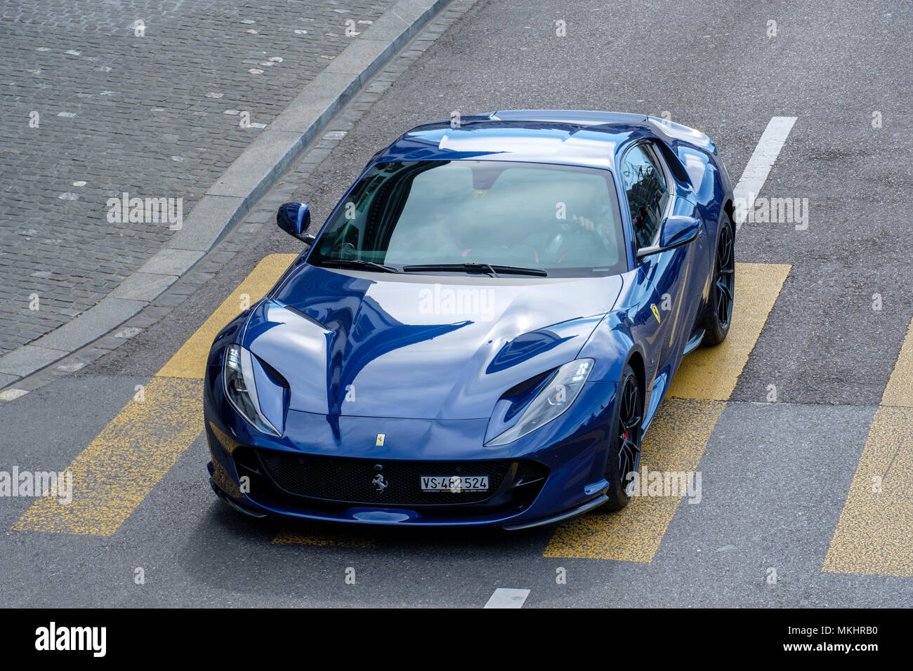 Vue aérienne d'une Ferrari 812 Superfast super voiture de sport Banque D'Images