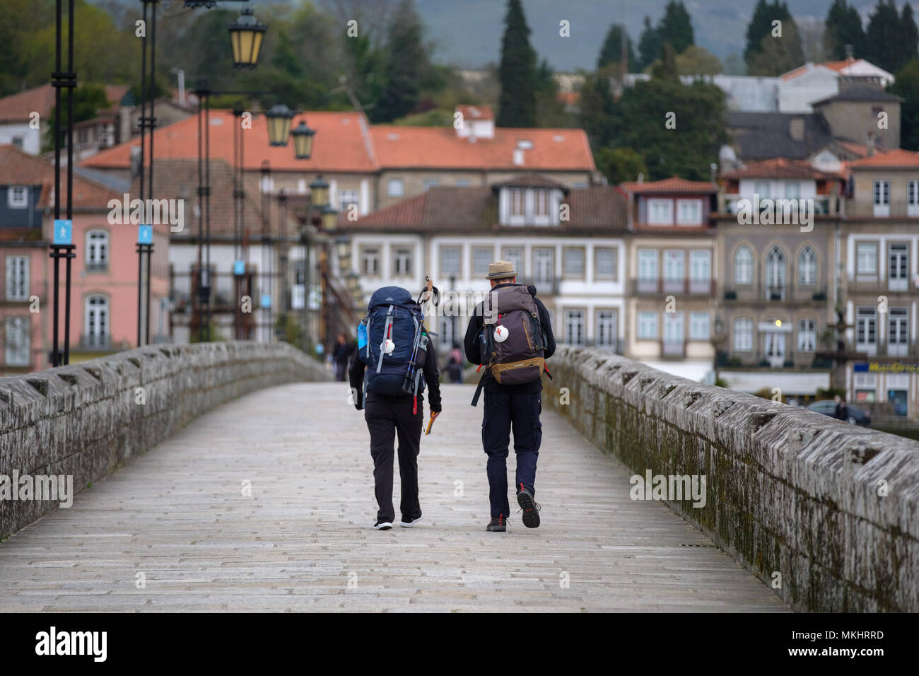 Vue arrière des deux pèlerins se rendant à Santiago de Compostela en utilisant le chemin portugais, Ponte de Lima, Portugal Banque D'Images