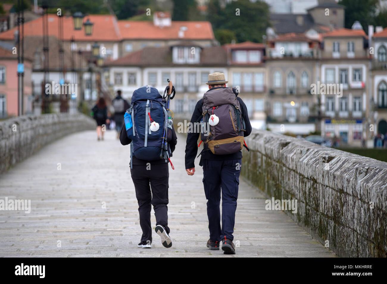 Vue arrière des deux pèlerins se rendant à Santiago de Compostela en utilisant le chemin portugais, Ponte de Lima, Portugal Banque D'Images