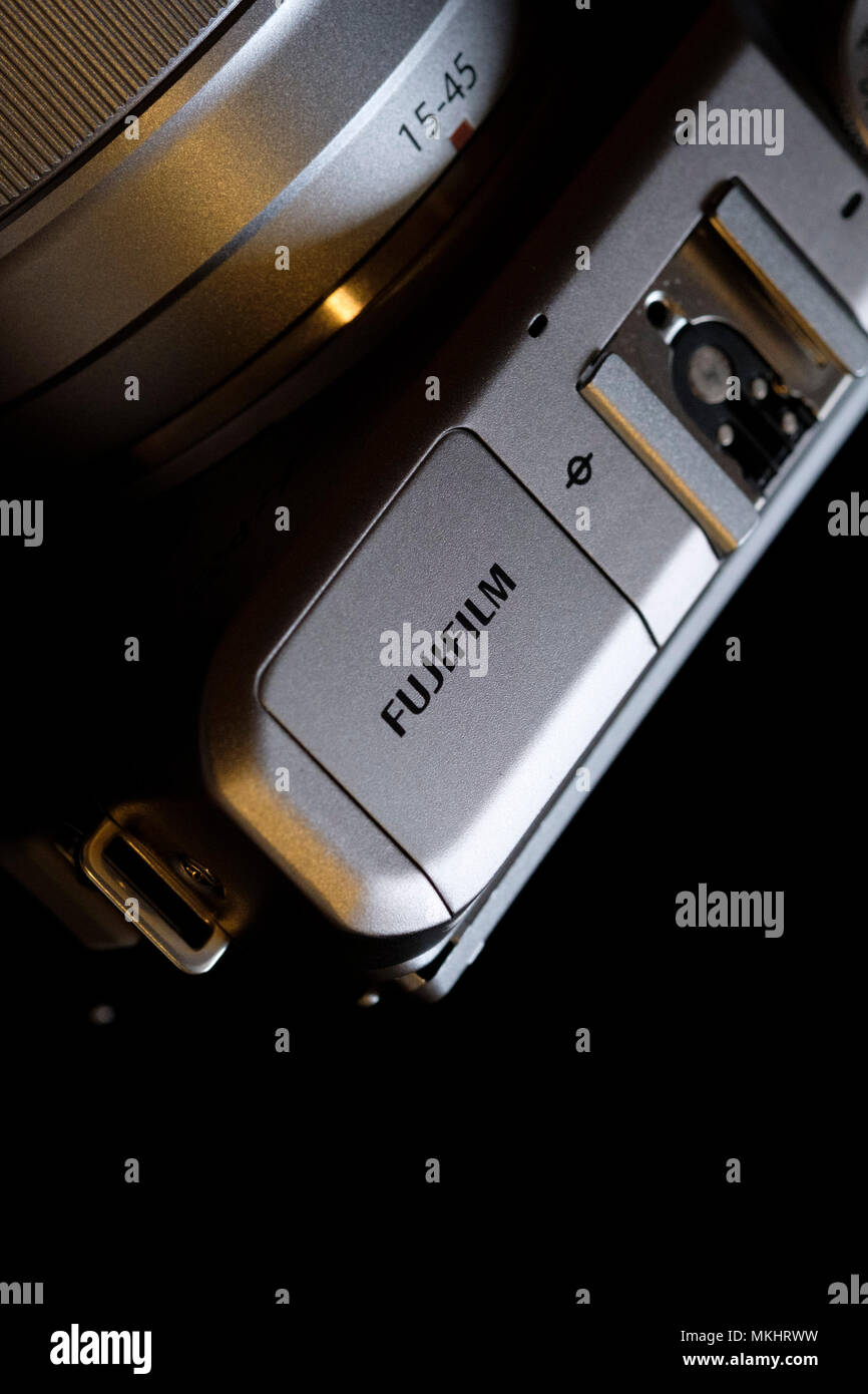 Close up d'un Fujifilm X-A3 appareil photo numérique mirrorless avec l'objectif zoom 15-45 mm Banque D'Images