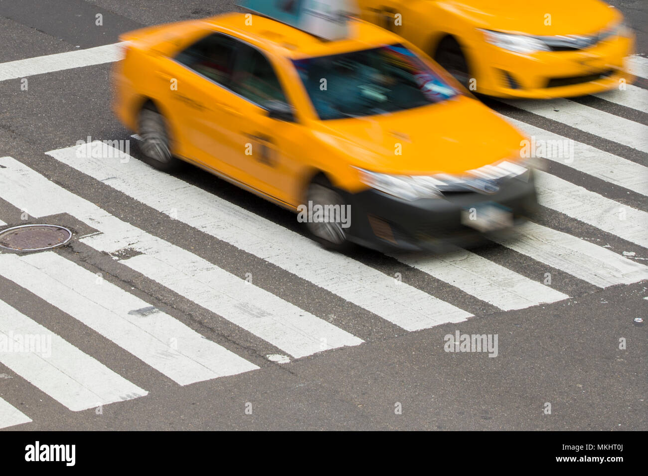 Cabine de taxi jaune en mouvement sur les mails piétonniers à Times Square, New York City, USA. Banque D'Images