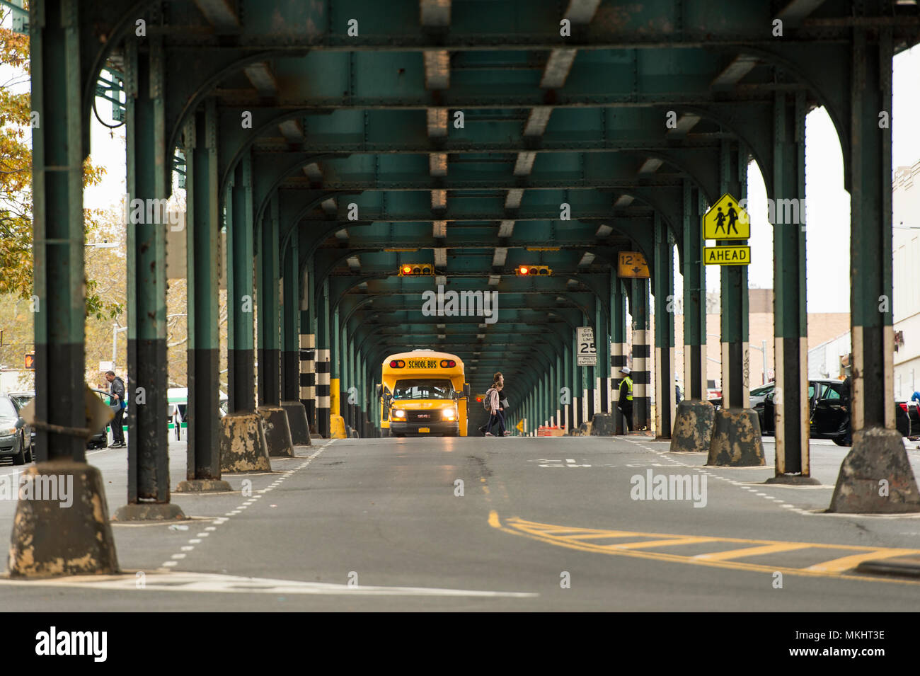 NEW YORK - Etats-Unis - 1 novembre 2017. Un autobus scolaire est passé sous le pont de chemin de fer dans le Bronx, New York City, USA. Banque D'Images