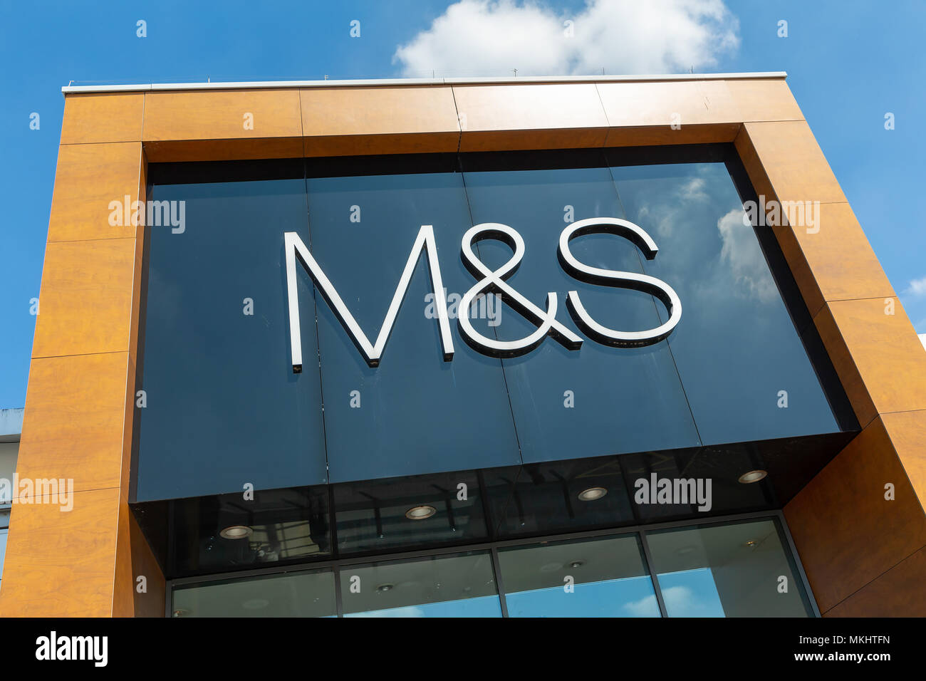 Dimanche 06 Mai 2018 - Store logo au-dessus de l'entrée latérale chez Marks et Spencer store sur le Gemini Retail Park à Warrington, Cheshire Banque D'Images