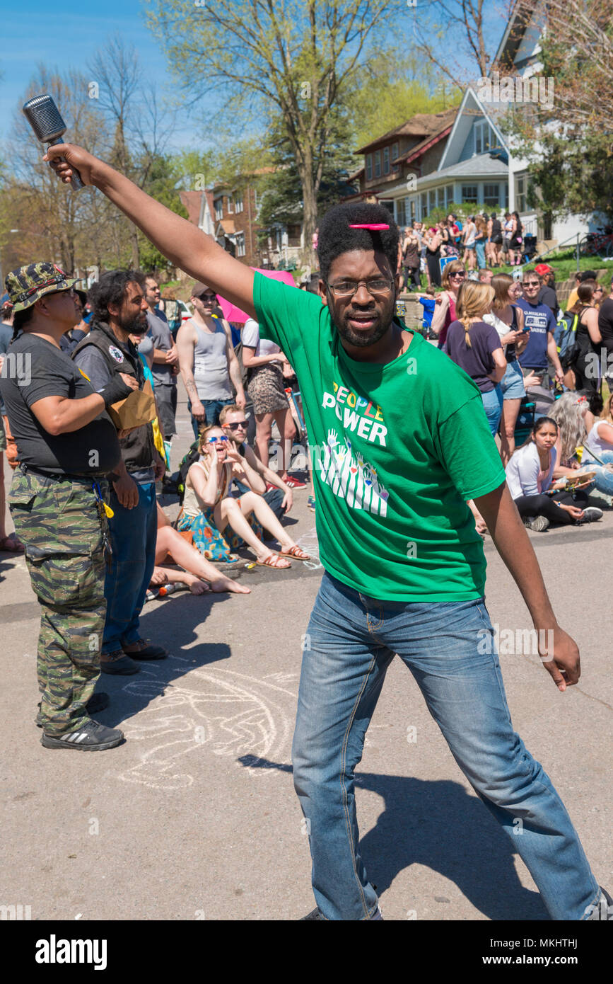 MINNEAPOLIS - 6 mai 2018 : Un homme encourage la foule à chanter avec lui au cours de l'année Minneapolis peut Day Parade. Banque D'Images