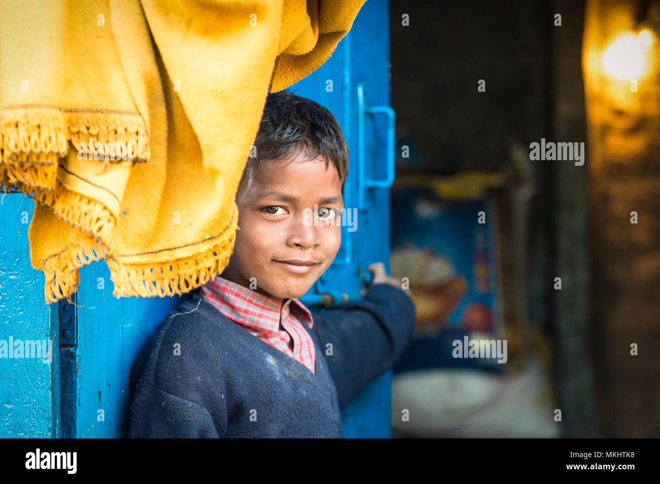 RAJASTHAN - INDE - 06 janvier 2018. Portrait d'un jeune garçon devant sa petite maison. Photo prise d'un village rural au Rajasthan. L'Inde. Banque D'Images