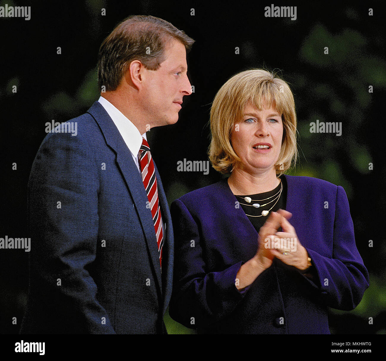 Washington, DC., USA, le 6 novembre 1996 Vice-président Albert Gore Jr. et sa femme Tipper Gore à la Maison Blanche Célébration de la Victoire sur la pelouse Sud Crédit : Mark Reinstein/MediaPunch Banque D'Images