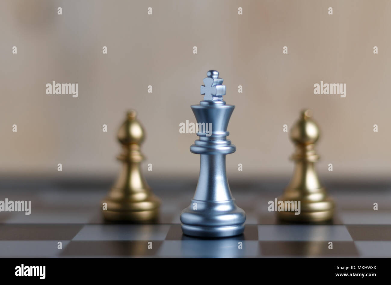 Le jeu d'échecs le roi d'argent à bord est situé et brouiller deux évêques. Sélectionnez l'accent faible profondeur de champ et l'arrière-plan flou. Travaux Concept Banque D'Images