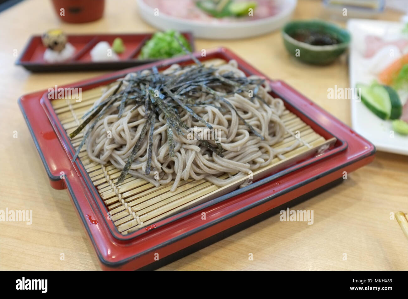 Photo pour la nourriture japonaise menu catalogues , nouilles soba froides japonais sur un panier de bambou avec la sauce . Banque D'Images