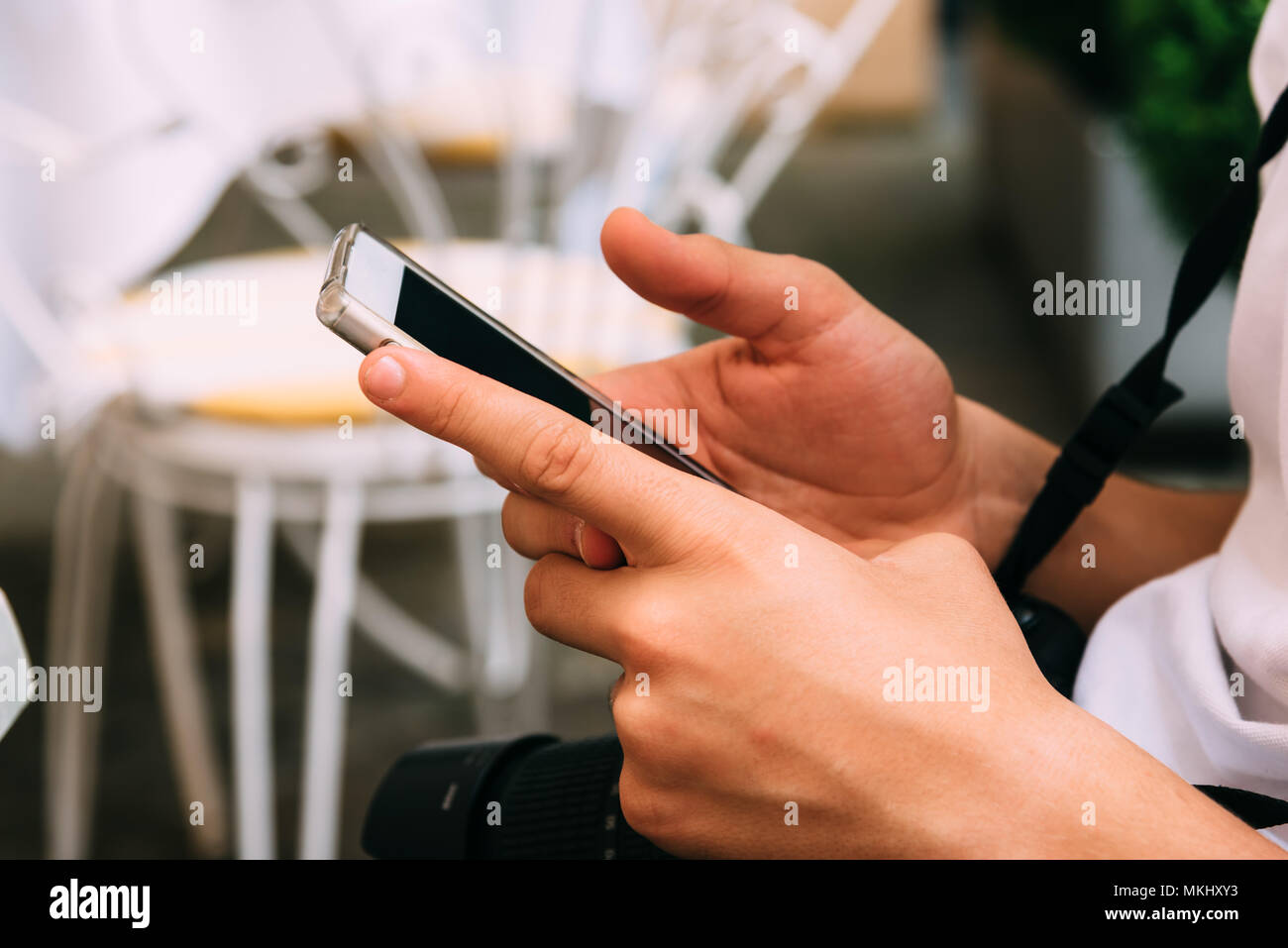 Close up of young adult texting on smartphone. Banque D'Images