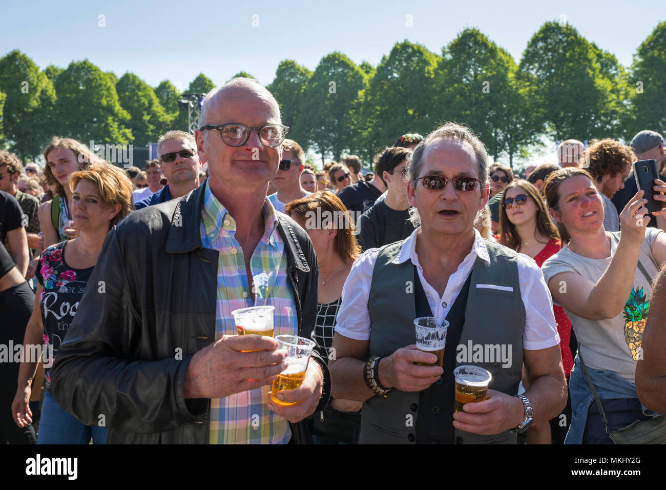 Deux hommes buvant une bière au concert en plein-air au Pays-Bas Banque D'Images