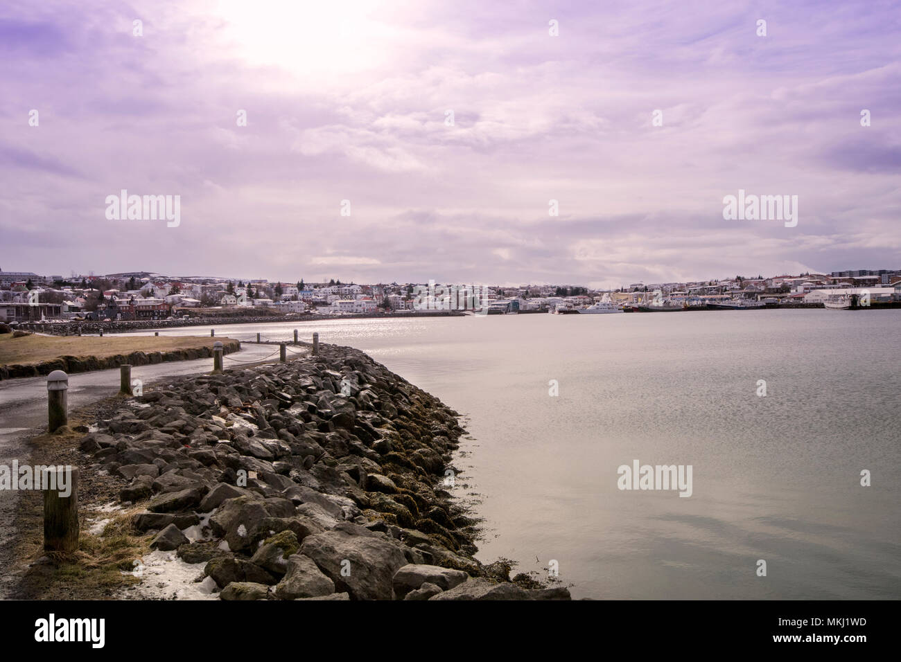 Hafnarfjörður Harbourside en Islande, sur un jour vendu avec une belle purple sky Banque D'Images