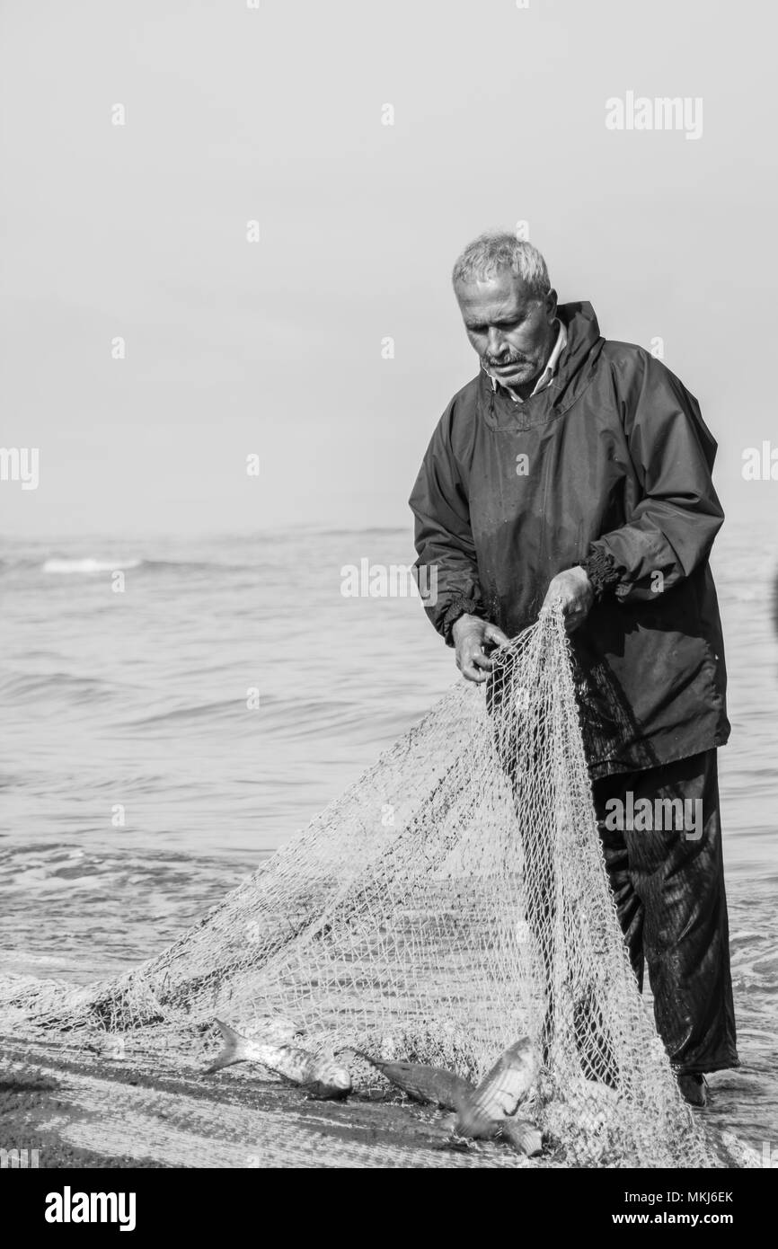 Bien que la pêche pêcheur par la vieille méthode nommée 'tape' son très difficile et trop long chemin à la pêche Banque D'Images