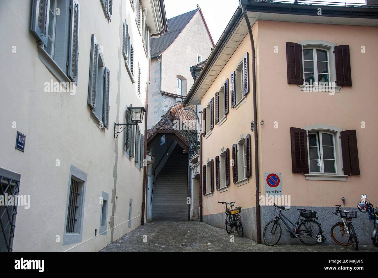 Vieille ville de Zoug, Suisse. Maisons de couleur pastel et des vélos en stationnement, dans une zone d'accès restreint avec "no parking" n'importe où signer (ganzer platz) sur t Banque D'Images