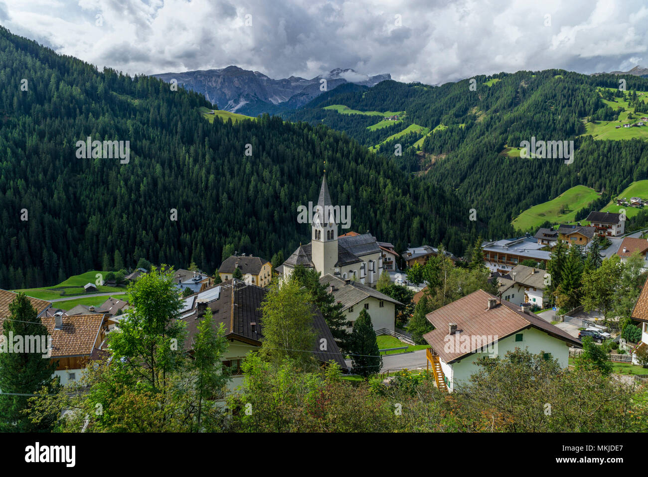 Dans le centre de Wengen Wengen dans gardertal avec l'église de saint, Genese, Ortskern von Wengen mit Kirche Sankt Sant Genís, Wengen im Gardertal Banque D'Images