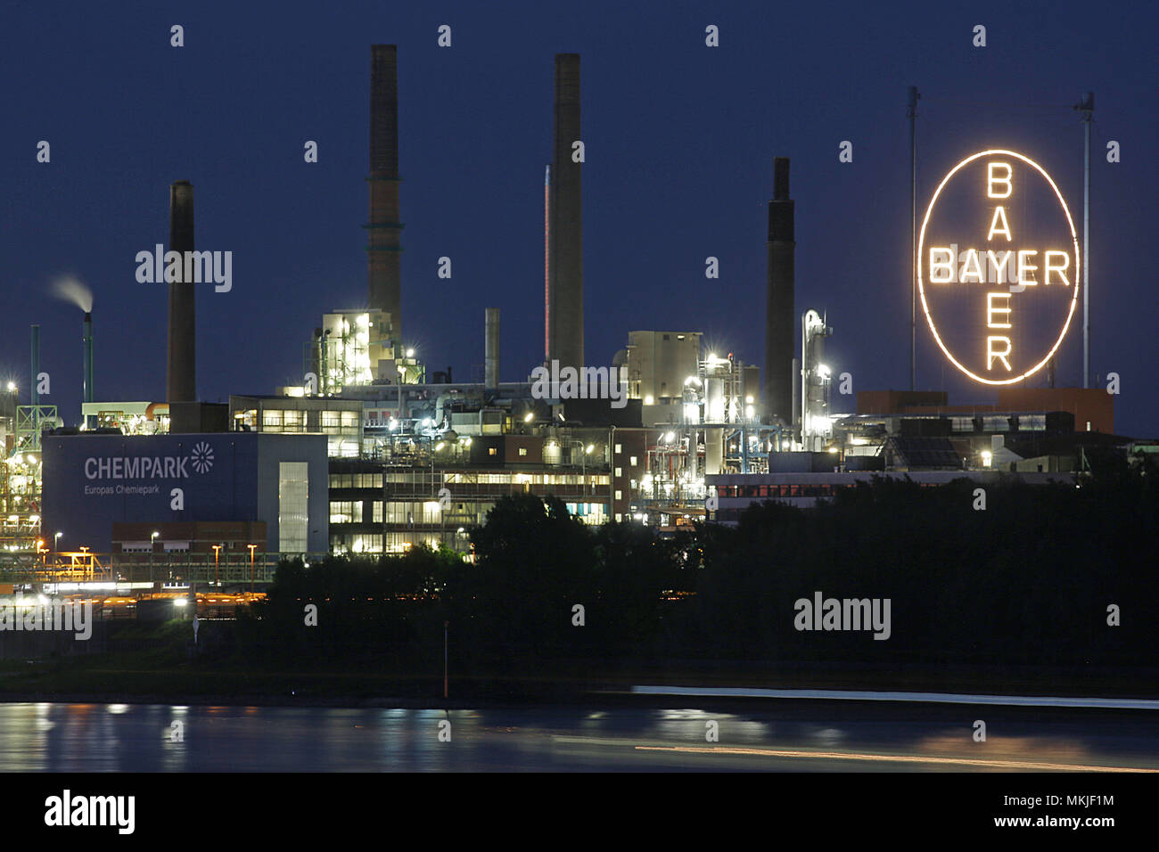 07 mai 2018, l'Allemagne, Leverkusen : la croix Bayer allumé dans l'usine (Centres Chempark) du groupe chimique et pharmaceutique Bayer Leverkusen. Photo : Oliver Berg/dpa Banque D'Images