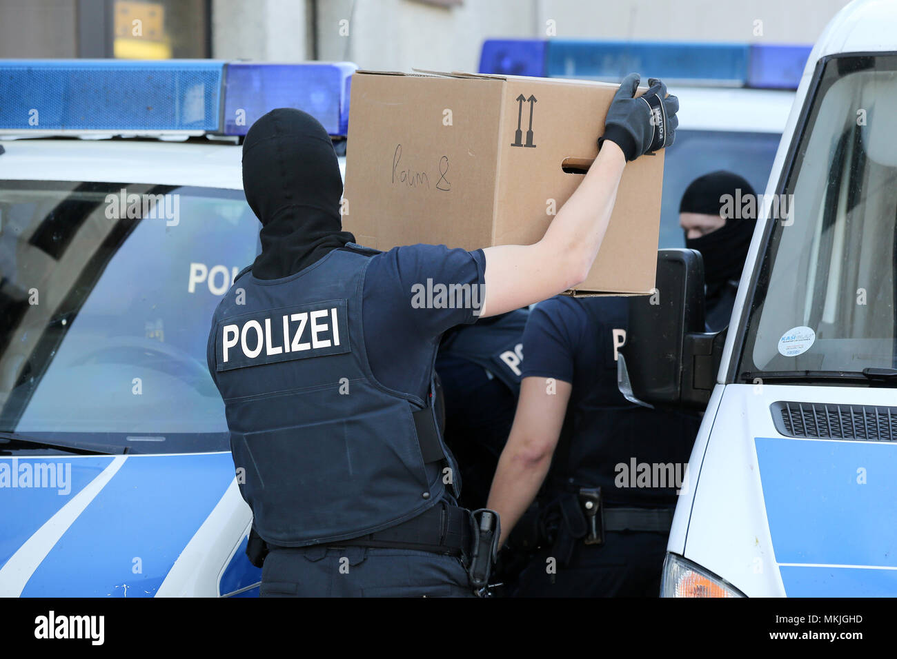 08 mai 2018, l'Allemagne, Bremen : policiers faire preuve confisquées dans des voitures de patrouille. Un gang est soupçonné de trafic des centaines de moldaves vers l'Allemagne et les employant illégalement dans les services de sécurité. Photo : afp/Marques de Bodo Banque D'Images