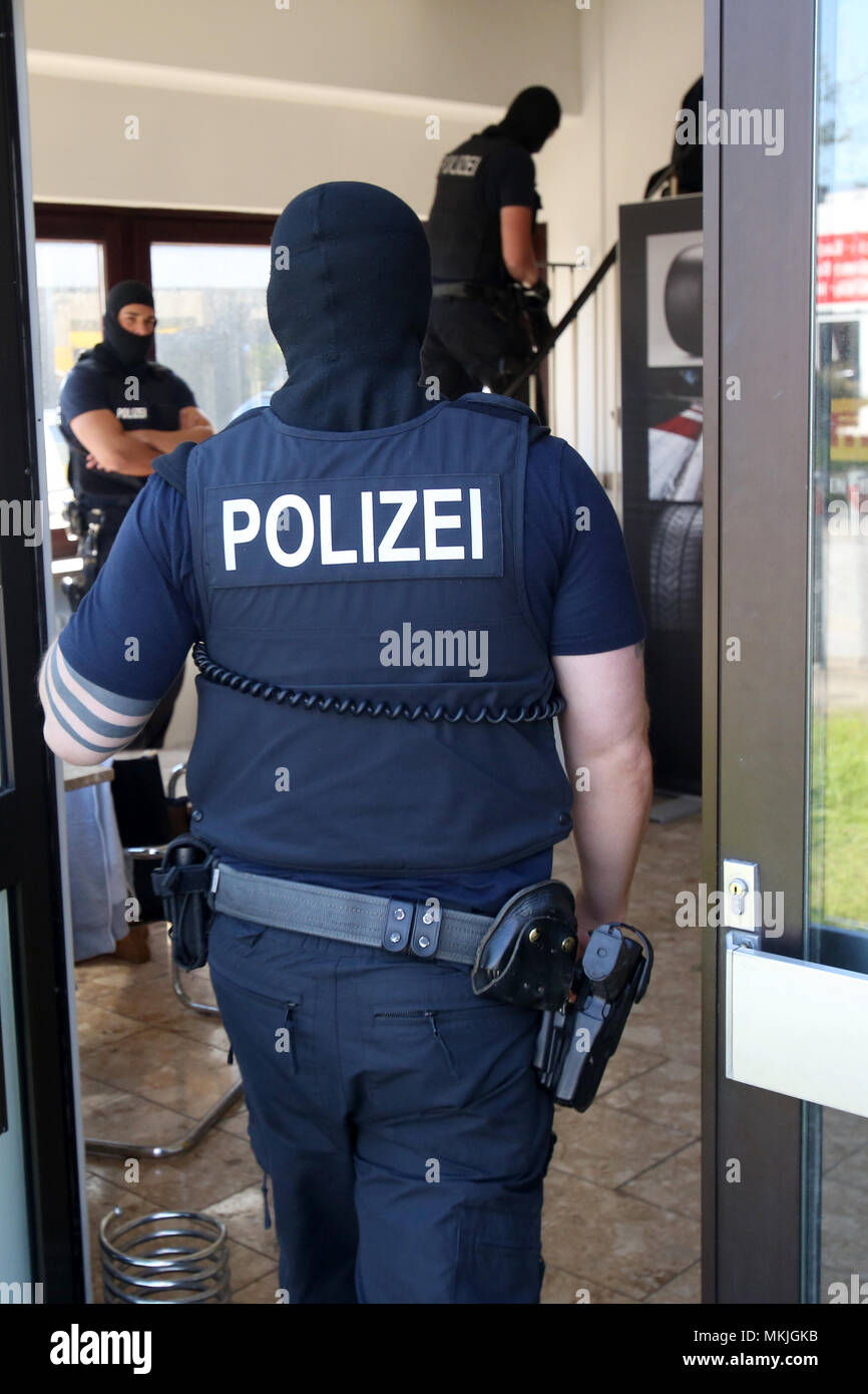 Brême, Allemagne. 08 mai 2018, l'Allemagne, Bremen : policiers entrer dans un bâtiment lors d'un raid de grande envergure. Un gang est soupçonné de trafic des centaines de moldaves vers l'Allemagne et les employant illégalement dans les services de sécurité. Photo : Bodo Marks/dpa dpa : Crédit photo alliance/Alamy Live News Banque D'Images