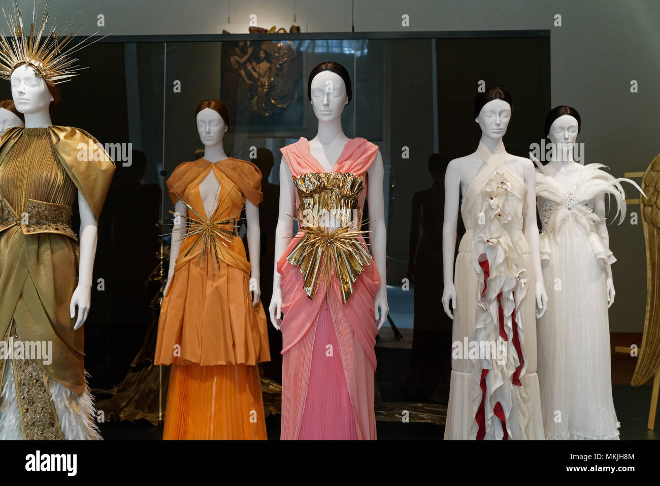 New York, NY, USA. 7 mai, 2018. "Corps célestes : mode et l'Imagination catholique" a ouvert ses portes au Metropolitan Museum of Art, New York, New York le 7 mai avec des créations par certains des plus grands créateurs de mode du 20ème et 21ème siècles. Le travail s'affiche dans la cité médiévale du musée galeries dans le bâtiment principal du met sur la Cinquième Avenue et à la cloître, la direction générale du musée consacré à l'art médiéval dans Fort Tryon Park. Credit : Terese Loeb Kreuzer/Alamy Live News Banque D'Images