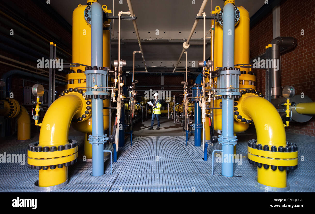 04 mai 2018, l'Allemagne, Hambourg : une femme d'Gasnetz Hambourg debout dans un régulateur de pression de gaz à la station de la station de transfert de gaz Reitbrook où le gaz est filtré et mesurés. Photo : Daniel Reinhardt/dpa Banque D'Images