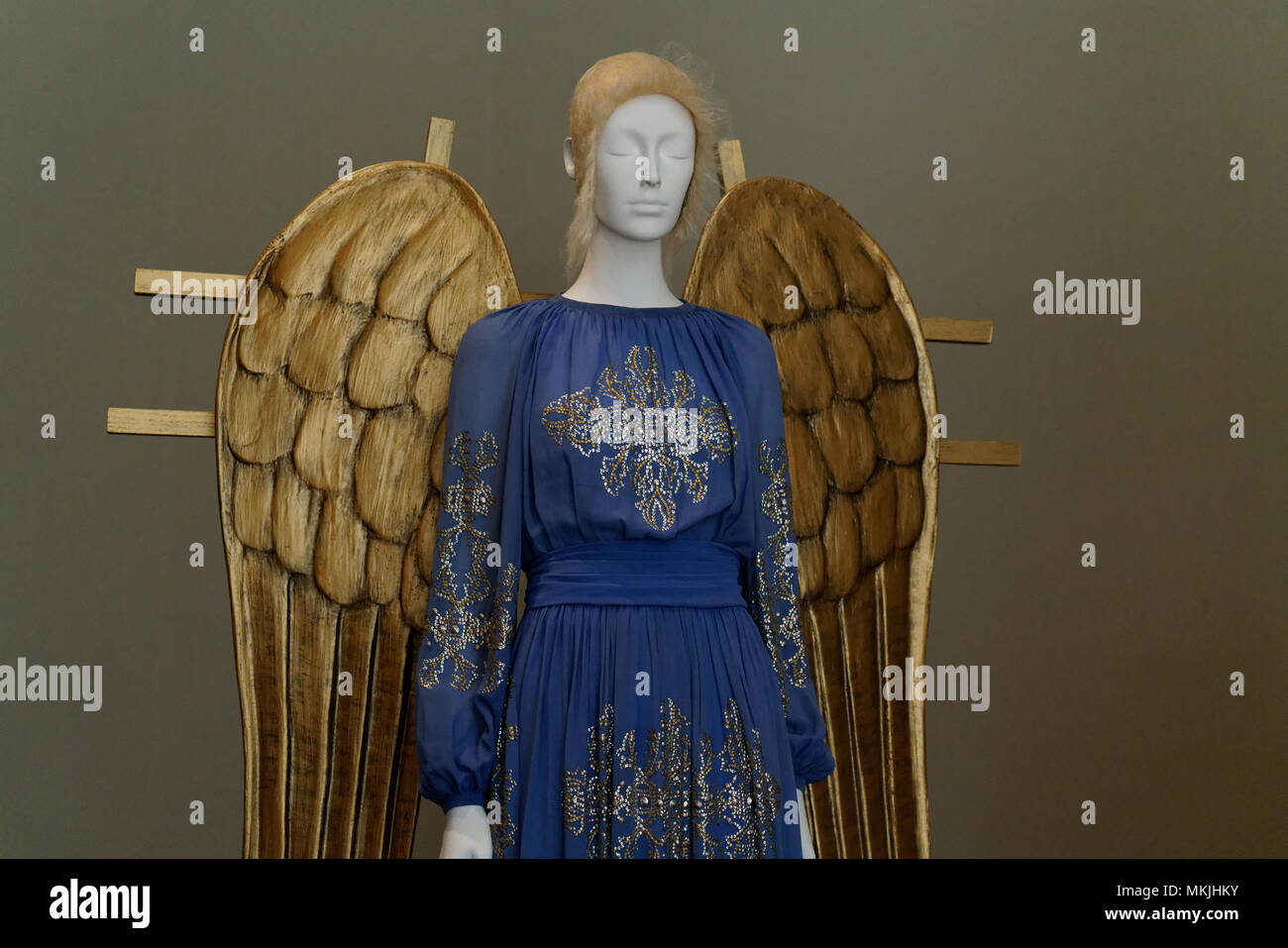 New York, NY, USA. 7 mai, 2018. "Corps célestes : mode et l'Imagination catholique" a ouvert ses portes au Metropolitan Museum of Art, New York, New York le 7 mai avec des créations par certains des plus grands créateurs de mode du 20ème et 21ème siècles. Le travail s'affiche dans la cité médiévale du musée galeries dans le bâtiment principal du met sur la Fifth Avenue et la 82e rue et au cloître, la direction générale du musée consacré à l'art médiéval et l'architecture de Fort Tryon Park. Credit : Terese Loeb Kreuzer/Alamy Live News Banque D'Images