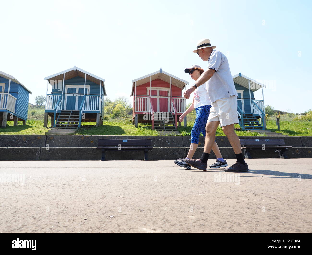 Minster sur mer, Kent, UK. 8 mai, 2018. Météo France : une chaude journée ensoleillée à Minster sur mer dans le Kent en tant que chef des gens à la plage. Credit : James Bell/Alamy Live News Banque D'Images