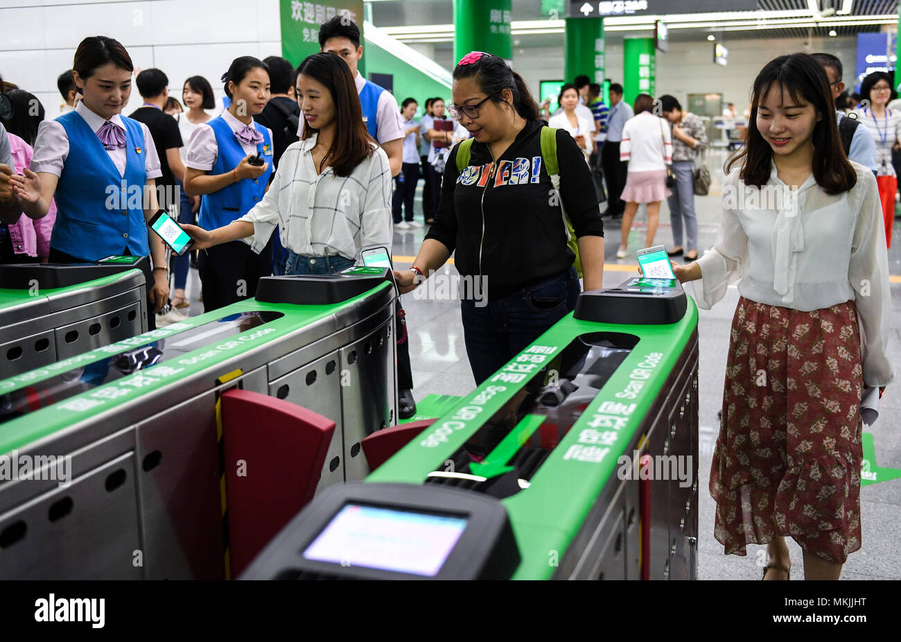 (180508) -- SHENZHEN, 8 mai 2018 (Xinhua) -- Les passagers ont généré par le smartphone QR codes scannés par les distributeurs de billets avant d'entrer dans la station de métro de Shenzhen Futian à Shenzhen, province du Guangdong en Chine du sud, le 8 mai 2018. Les passagers sont autorisés à utiliser les codes QR comme des billets électroniques pour saisir toutes les stations de métro de Shenzhen à partir de mardi. (Xinhua/Mao Siqian) (LMM) Banque D'Images