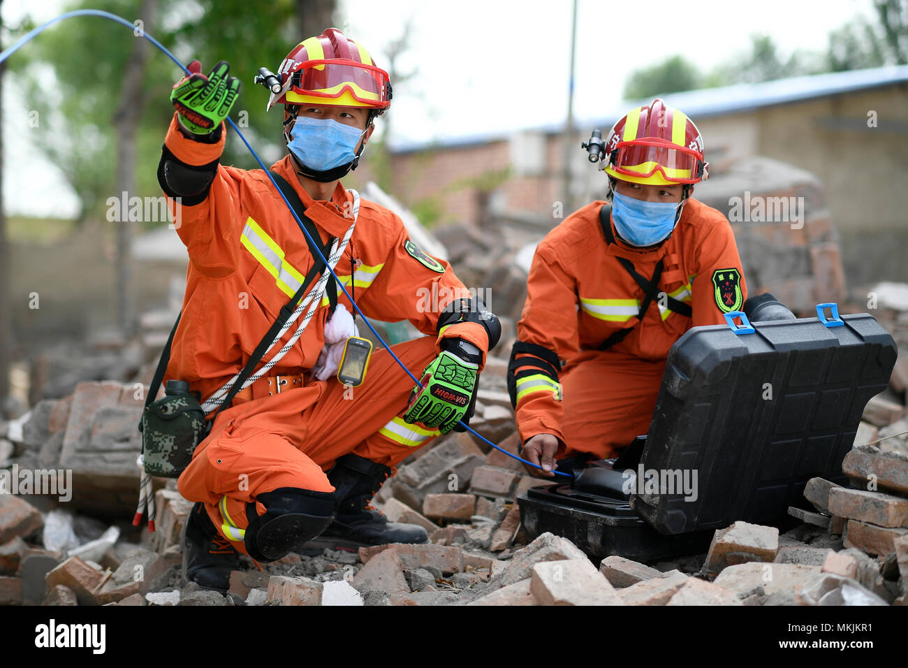 Yinchuan, Chine, région autonome du Ningxia Hui. 8 mai, 2018. Les sauveteurs chercher des survivants lors d'un tremblement de forer à Yinchuan, Chine du nord-ouest de la région autonome du Ningxia Hui, le 8 mai 2018. Credit : Wang Peng/Xinhua/Alamy Live News Banque D'Images