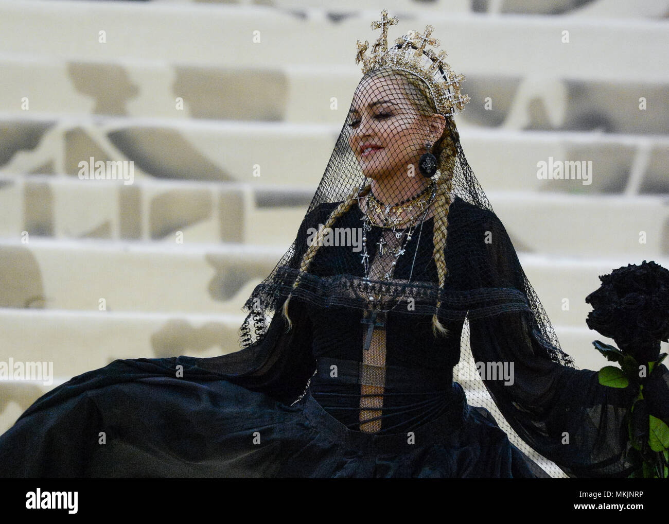 New York, USA. 7 mai 2018. Madonna participe à 'corps célestes : Mode & l'Imagination catholique', le Costume Institute 2018 Prestation lors du Metropolitan Museum of Art le 7 mai 2018 à New York. Crédit : Erik Pendzich/Alamy Live News Banque D'Images