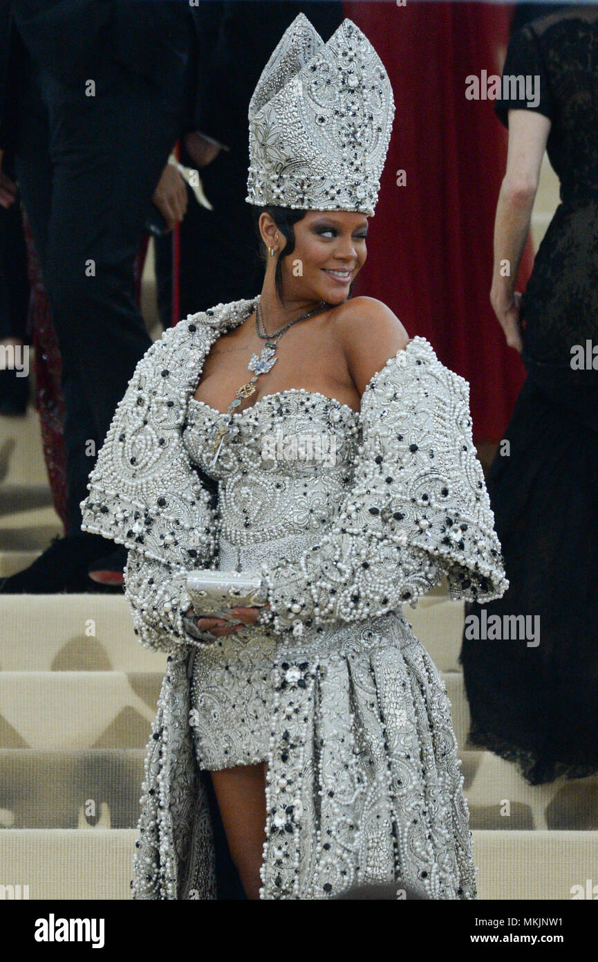 New York, USA. 7 mai 2018. Rihanna assiste à 'corps célestes : Mode & l'Imagination catholique', le Costume Institute 2018 Prestation lors du Metropolitan Museum of Art le 7 mai 2018 à New York. Crédit : Erik Pendzich/Alamy Live News Banque D'Images