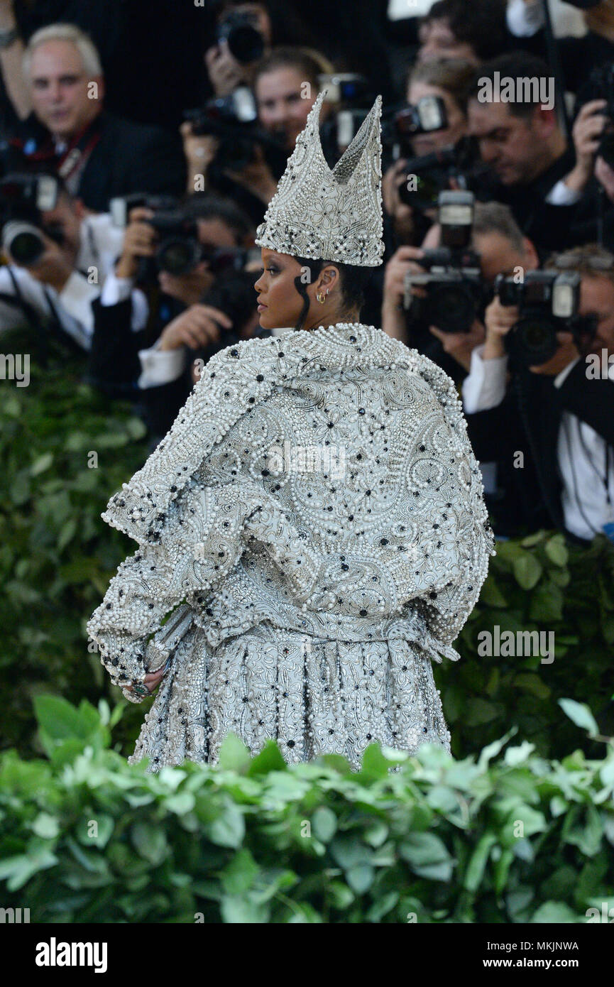 New York, USA. 7 mai 2018. Rihanna assiste à 'corps célestes : Mode & l'Imagination catholique', le Costume Institute 2018 Prestation lors du Metropolitan Museum of Art le 7 mai 2018 à New York. Crédit : Erik Pendzich/Alamy Live News Banque D'Images