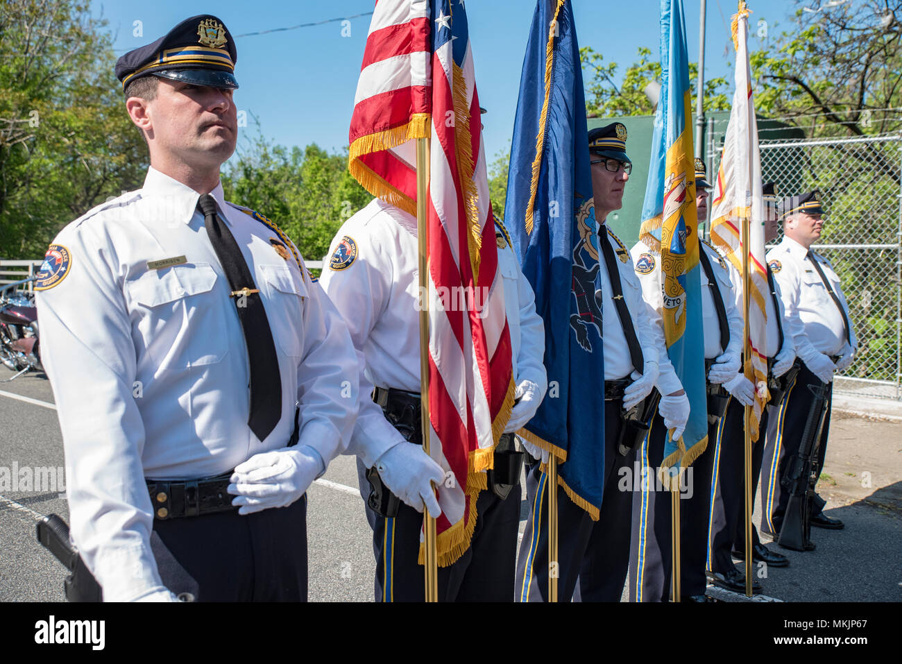 Philadelphie, Pennsylvanie / USA : Une garde d'honneur stands lors d'une cérémonie en l'honneur de la police de Philadelphie Gary Skerski, qui a été tué il y a 11 ans. Un pont au-dessus de Frankford Creek a été nommé en sa mémoire. Le 08 mai 2018. Crédit : Christopher Fondation Evens/Alamy Live News Banque D'Images