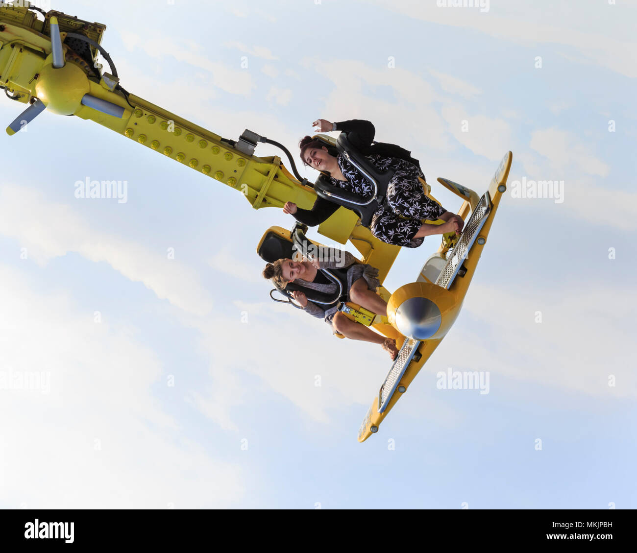 Brighton, East Sussex, 8 mai 2018. En accrochant là ! Deux femmes clairement profiter de leur fête foraine ride appelé 'Race' de l'air, assis dans les voitures à la recherche comme les avions, sur la jetée de Brighton. Un autre beau et ensoleillé et chaud après-midi dans la ville balnéaire de Brighton dans l'East Sussex a peut-être été le dernier pour un moment, comme le temps est appelée à son tour plus nuageux et plus frais dans les prochains jours. Credit : Imageplotter News et Sports/Alamy Live News Banque D'Images