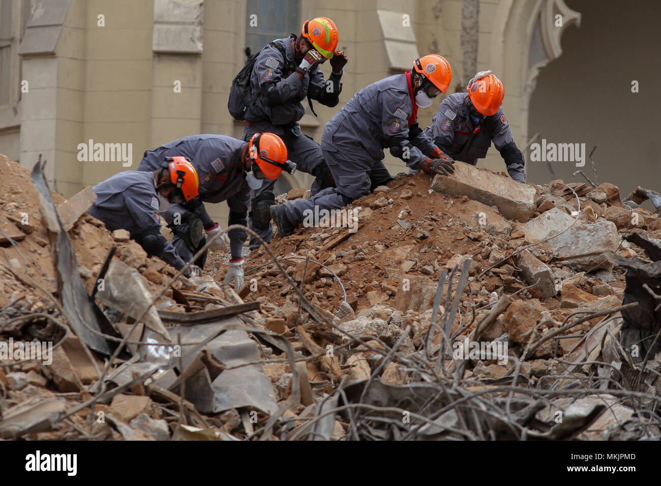 Sao Paulo, Brésil. 8 mai, 2018. Un deuxième corps a été retrouvé mardi matin, au milieu des décombres de l'immeuble Wilton Paes de Almeida, qui s'est effondré après un incendie le 1 mai. Les pompiers de la Police militaire a indiqué que SP la victime est apparemment un enfant avec des signes de la carbonisation. Le capitaine Marcos Palumbo a déclaré aux journalistes que le corps a été retrouvé à 6:30 am lors d'une fouille manuelle et que les recherches seront intensifiés. Credit : ZUMA Press, Inc./Alamy Live News Banque D'Images