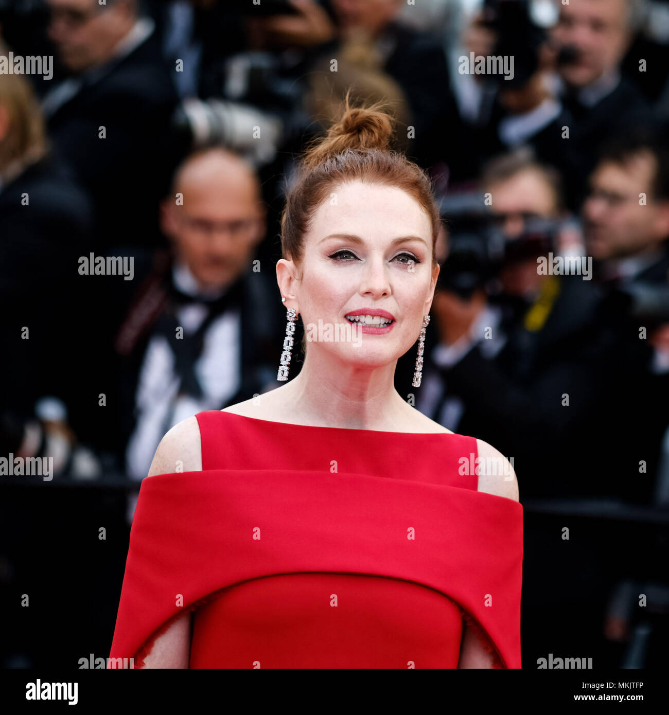 Cannes, France. 8 mai, 2018. Julianne Moore à la cérémonie d'ouverture de Gala TOUT LE MONDE LE SAIT, le mardi 8 mai 2018 dans le cadre du 71e Festival International du Film de Cannes s'est tenue au Palais des Festivals, Cannes. Sur la photo : Julianne Moore. Photo par Julie Edwards Photo par : Julie Edwards. Credit : Julie Edwards/Alamy Live News Banque D'Images