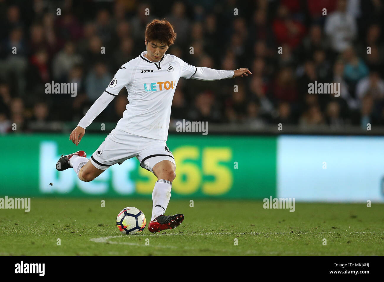 Swansea, Pays de Galles, Royaume-Uni. 8 mai, 2018. Ki Sung-Yueng de Swansea City en action. Premier League, Swansea City v Southampton au Liberty Stadium de Swansea, Pays de Galles du Sud le mardi 8 mai 2018. Ce droit ne peut être utilisé qu'à des fins rédactionnelles. Usage éditorial uniquement, licence requise pour un usage commercial. Aucune utilisation de pari, de jeux ou d'un seul club/ligue/dvd publications. Photos par Andrew Andrew/Verger Verger la photographie de sport/Alamy live news Banque D'Images