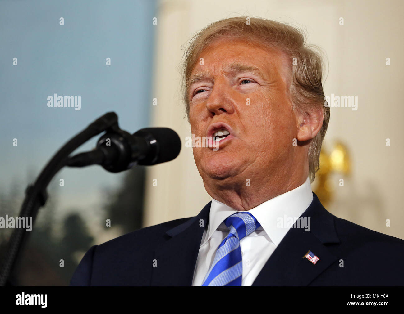 Washington, District de Columbia, Etats-Unis. 8 mai, 2018. Le Président des Etats-Unis, Donald J. Trump fait une déclaration conjointe sur le plan d'action global en ce qui concerne l'Iran dans la salle de réception diplomatique de la Maison Blanche. Dans son discours, le Président a annoncé l'US se retirait de l'accord et que les sanctions pourraient être rétablie à l'Iran. Crédit : Martin H. Simon/CNP/ZUMA/Alamy Fil Live News Banque D'Images