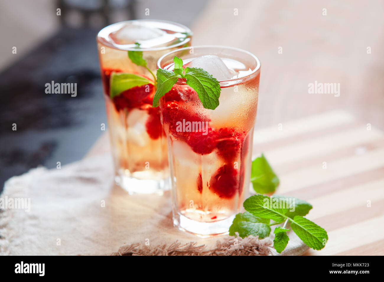 Boisson d'été rafraîchissante avec sirop, framboise, menthe et de la glace. Verres à eau froide et de boissons sains, placez le texte Banque D'Images