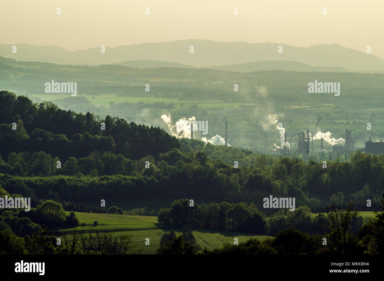 Forges de fumeurs dans la vallée entre les collines boisées vert à Trinec, Ostravsko-karvinska uhelna panev, République tchèque (Cesko). Banque D'Images