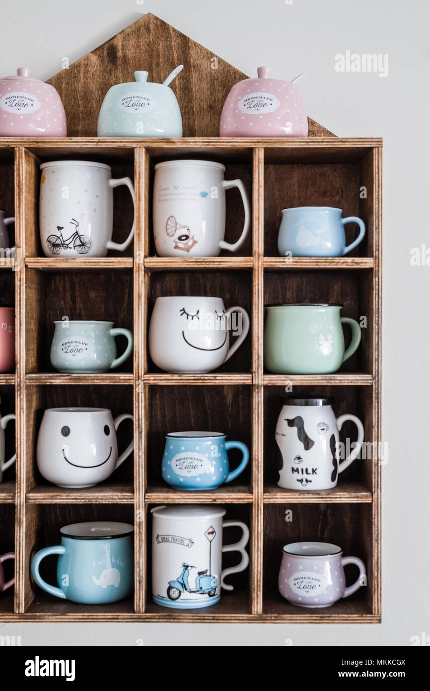 Tasses à café en céramique rustique en bois faits à la main sur l'étagère  murale Photo Stock - Alamy