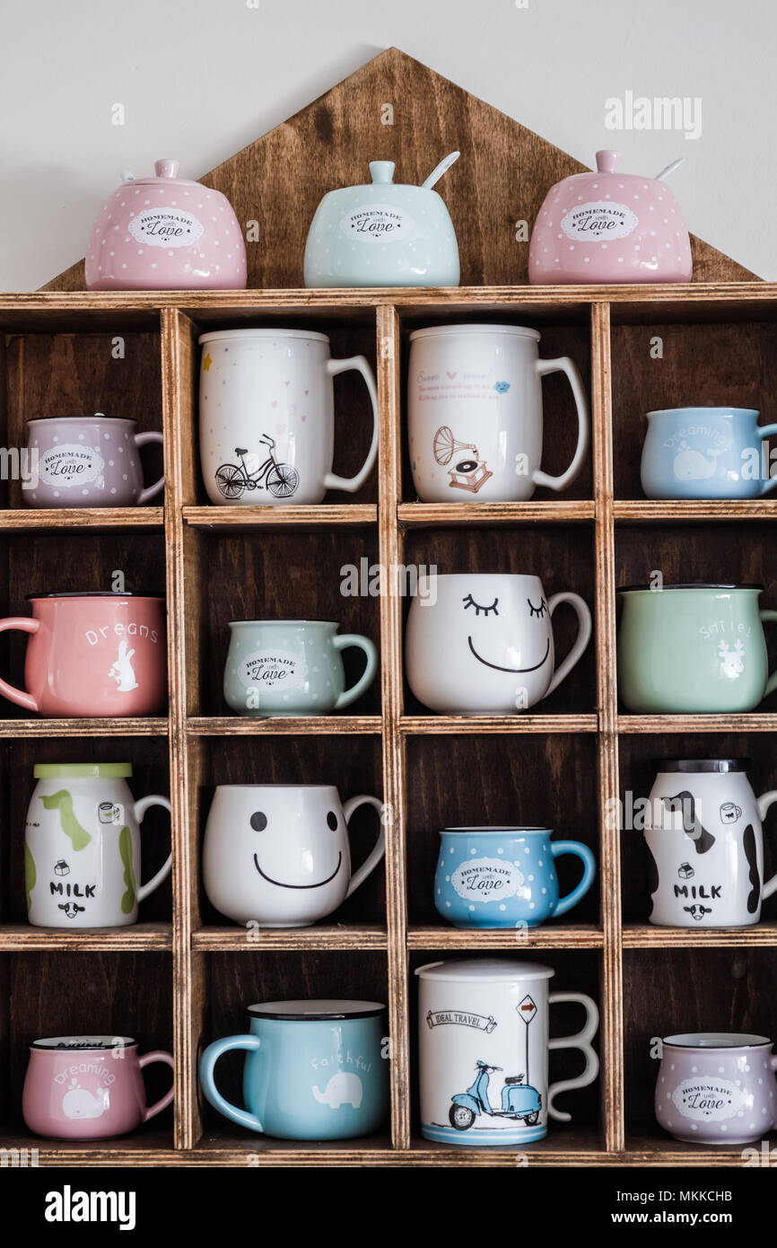 Tasses à café en céramique rustique en bois faits à la main sur l'étagère  murale Photo Stock - Alamy