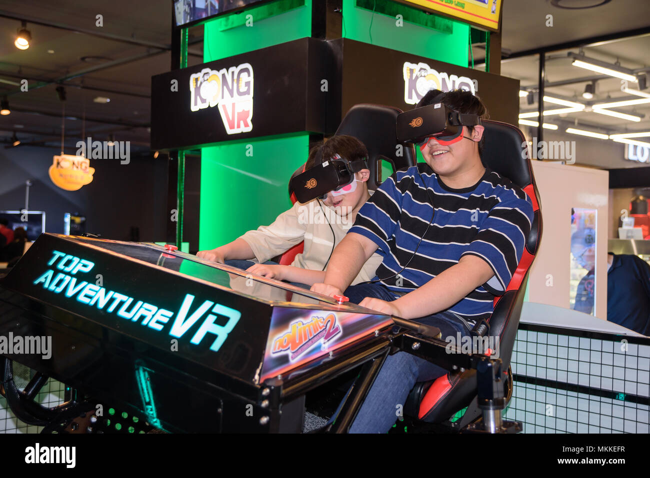 Jeune frère à l'aide d'un casque VR lunettes. Banque D'Images