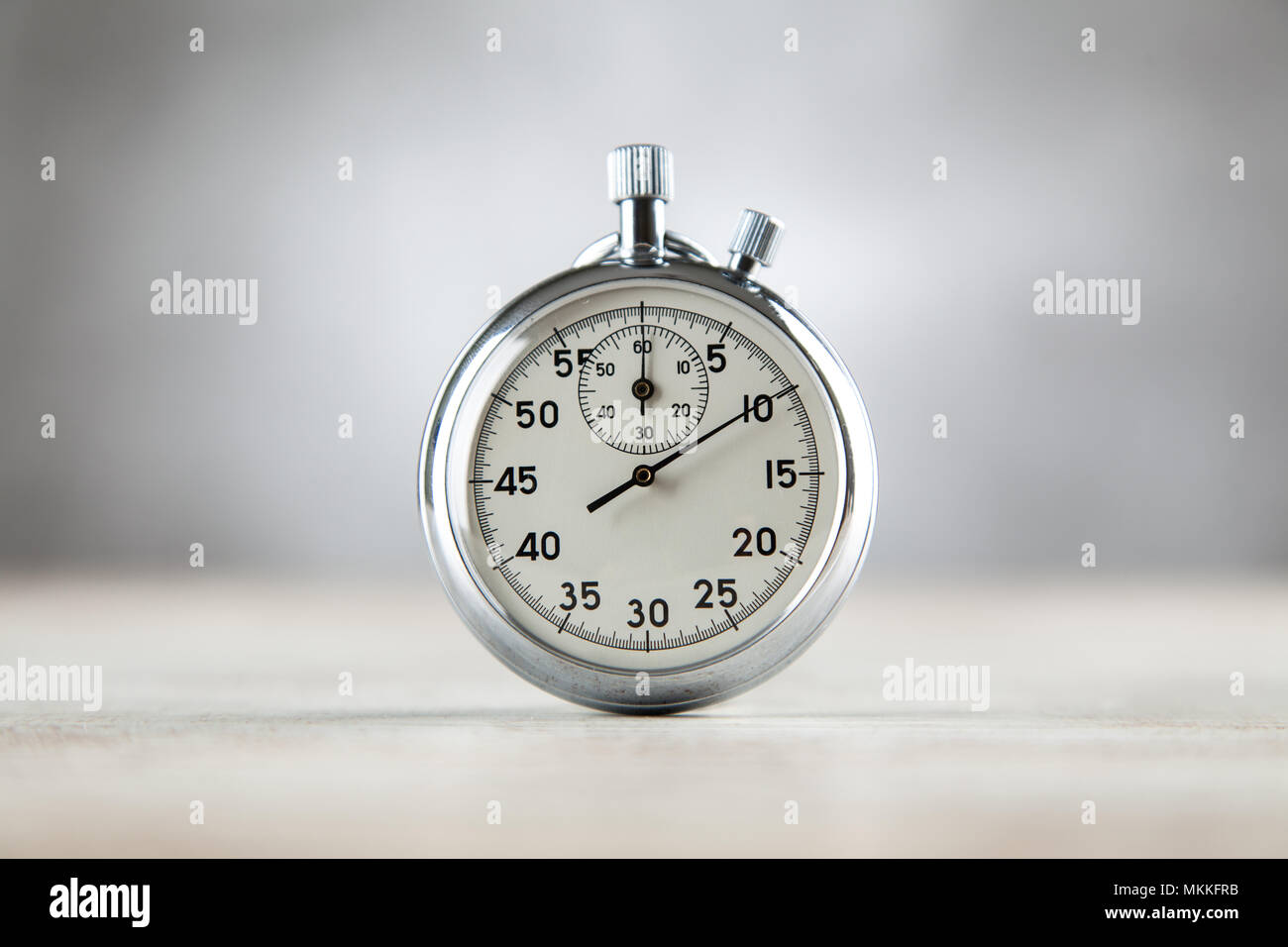 Chronomètre analogique sur fond gris Banque D'Images